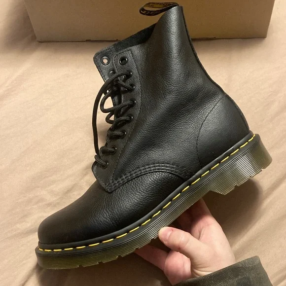 Women’s Dr. Martens 1460 Pascal size 8 - Picture 3 of 9